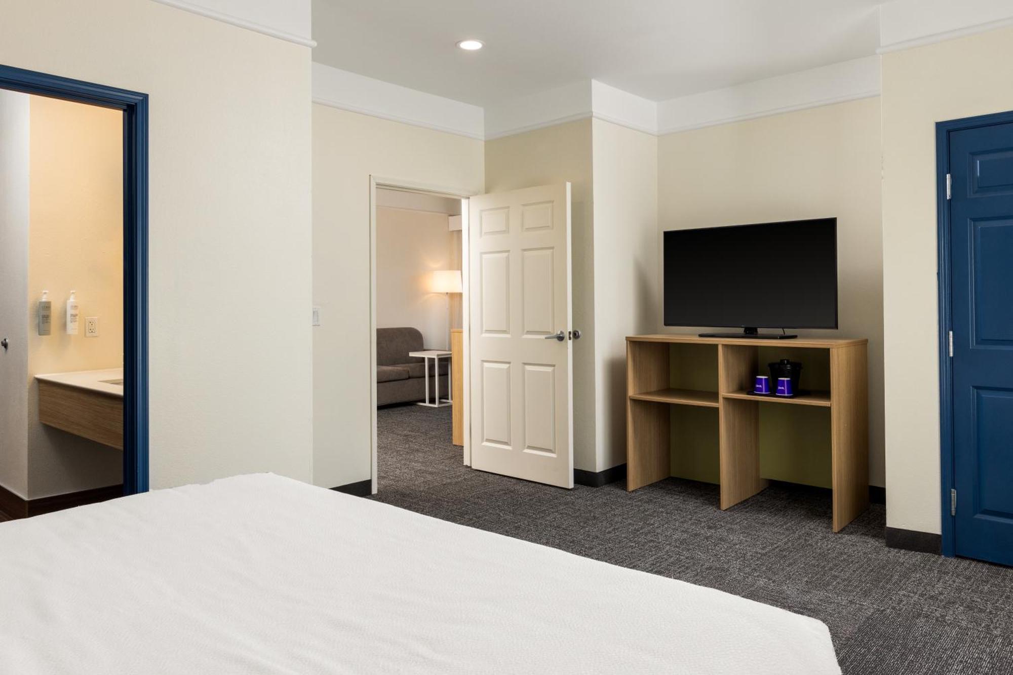 Hotel Spark By Hilton West Clay Road 3*